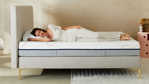 Een vrouw die op een matras ligt