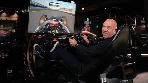 Een man die in een stoel zit en een videogame speelt