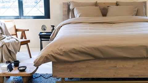 een bed met een houten bedframe