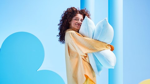 Een vrouw die een kussen vasthoudt