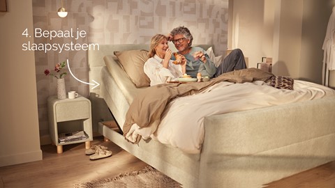 een man en vrouw die in bed eten