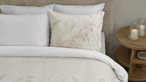 een bed met een kussen