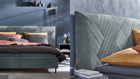 een bed met een bedframe en een tafel met boeken