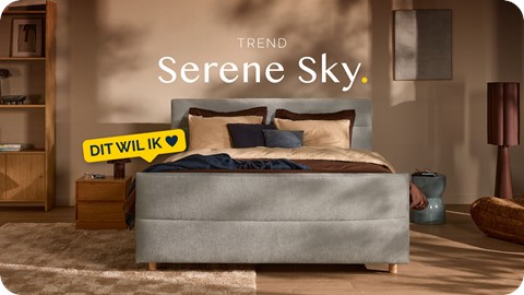 Een bed met een geel bord