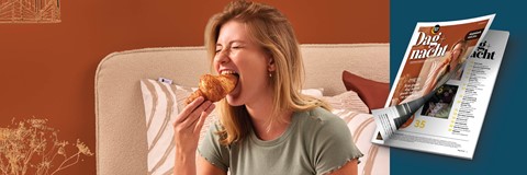 Een vrouw die een croissant eet