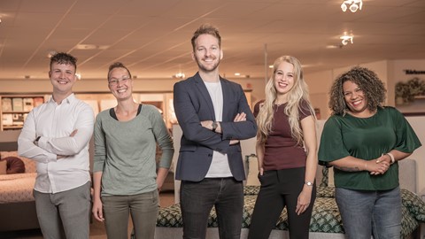 Een groep mensen die voor een foto poseren