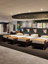 een kamer met bedden en een tv