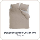 Een bed met een kussen