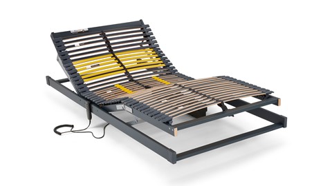 een bedframe met een koord