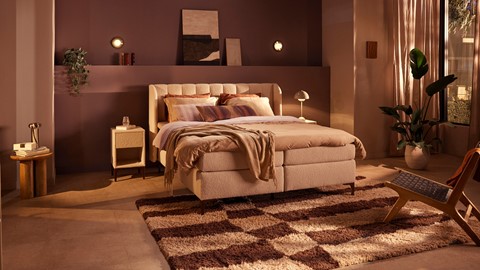 Een bed met een tapijt en lampen