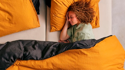 Een vrouw liggend op een bed