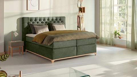 een bed in een kamer