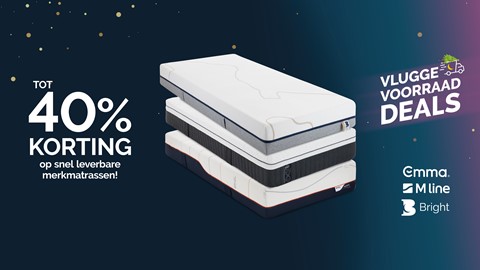 een stapel matrassen op een blauwe achtergrond