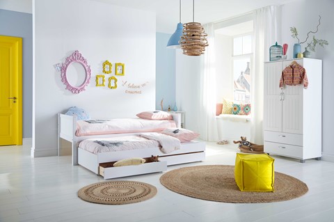 een slaapkamer met een bed en een kleed