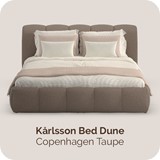 Een bed met kussens en een deken