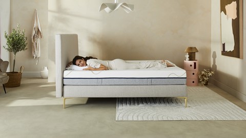 Een vrouw liggend op een bed