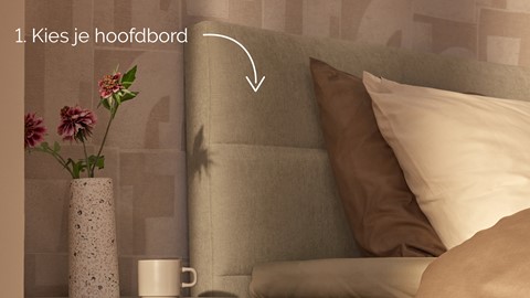 een bloem in een vaas naast een bed