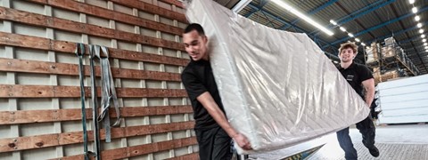 Een man met een matras