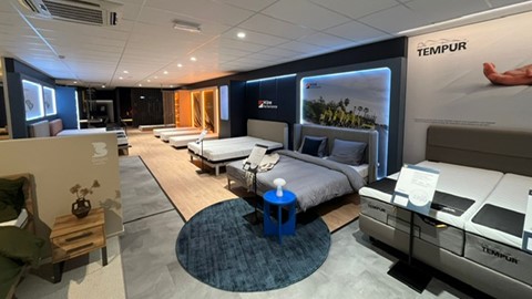 een kamer met bedden en een tafel