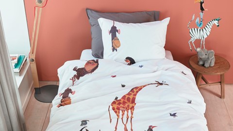 een bed met een kussen en een deken