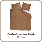 een bruine deken en kussens