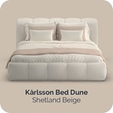 Een bed met kussens en een deken