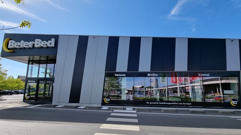 een gebouw met een glazen deur