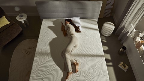 Een vrouw liggend op een bed