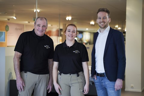 Een groep mensen die zich samen glimlachen