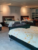 een kamer met bedden en planken