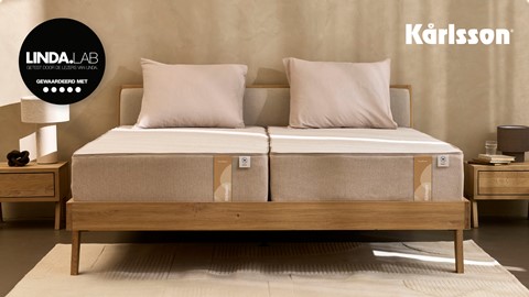 een bed met kussens erop