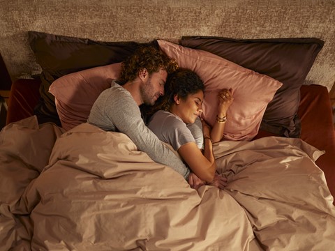 Een man en een vrouw die in bed slapen