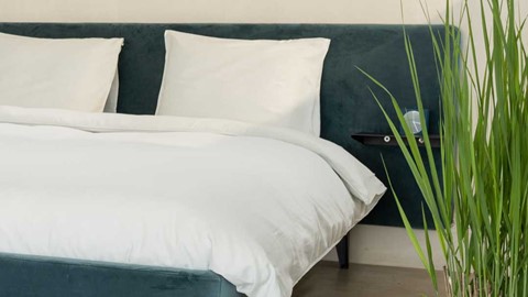 een bed met witte lakens en kussens