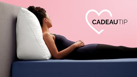 Een vrouw liggend op een bed