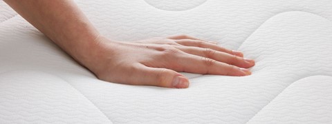 Een hand op een matras