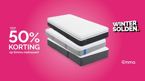 een stapel matrassen op een roze achtergrond