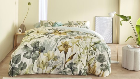 een bed met een bloemendekbed