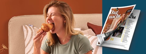 een vrouw die een croissant eet