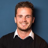 Een man die naar de camera lacht