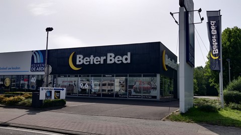 een gebouw met ramen en een uithangbord