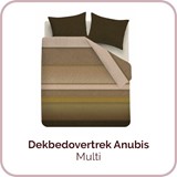 Een bed met bruin en beige beddengoed