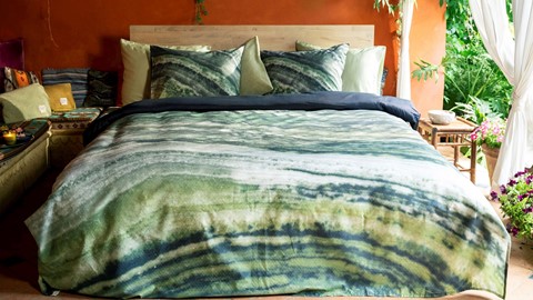 een bed met een sprei