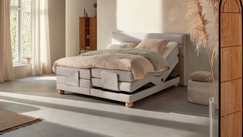 een bed met een bedframe