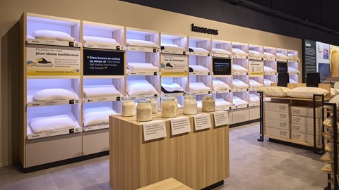 een display van kussens en potten met borden