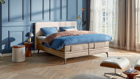een bed met een bedframe