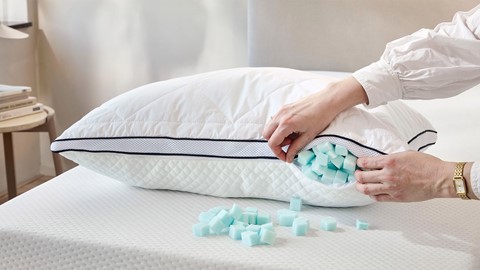 iemand die schuim in een kussen legt