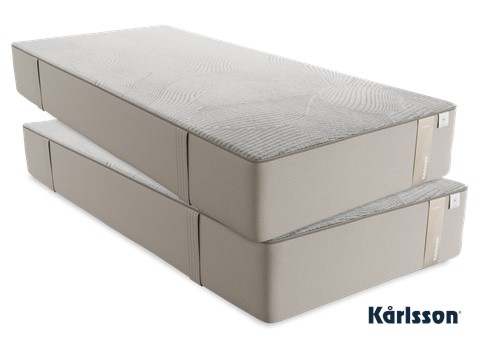 Een stapel matrassen op een witte achtergrond