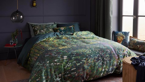 een bed met een bloemendekbed
