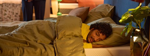 Een mensenslaap in een bed