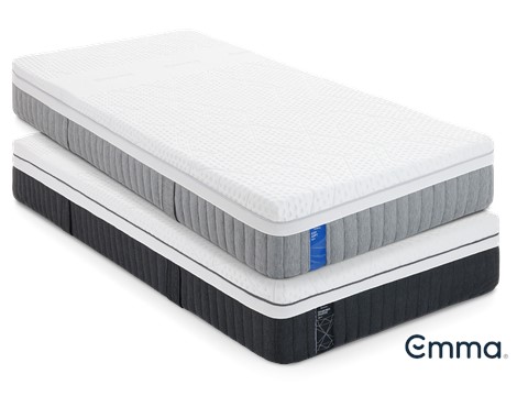 Een stapel matrassen op een witte achtergrond